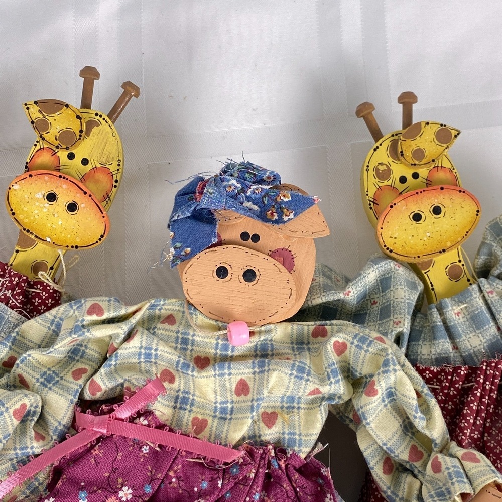 Folk / Country Zoo Animal dolls.‎ Wooden shelf sitting pig and 2 Giraffe.